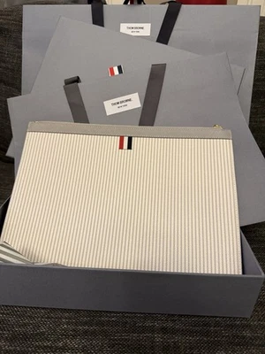 NUEVO CON ETIQUETAS Y Bolsa para el Polvo THOM BROWNE $1100 Cuero Porta Documentos Bolso sin asas, Italia Foto 1 de 4