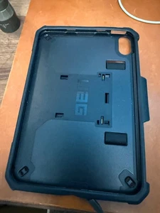 Custodia robusta UAG usata per iPad Mini 6 - nera con cavalletto e cinturino a mano - Foto 1 di 3
