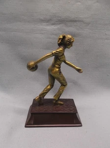Mujer BOWLER Estatua Trofeo Resina Premio Color Oro Rojo Base - Imagen 1 de 1