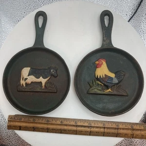 -ZWEI- kleine dekorative Gusseisen Pfannen Kuh und Hahn / Huhn Wandbehang - Bild 1 von 9