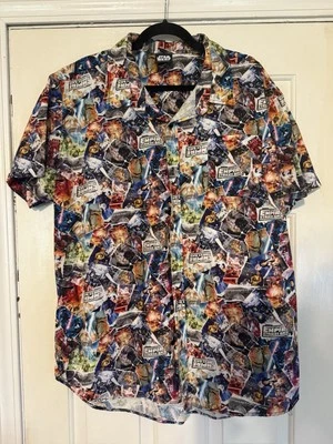 Camisa Star Wars com botões e pôsteres de filmes tamanho XXL masculina Our Universe - Imagem 1 de 4