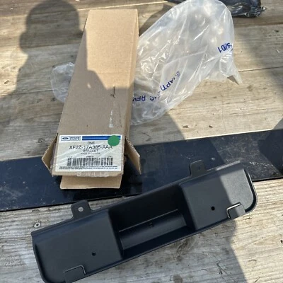 Soporte de licencia de parachoques delantero Ford Windstar XF2Z-17A385-AAA Foto 1 de 4