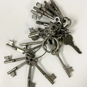 Large Vintage Lot of Antique Brass Keys Skeleton, Flat, Sargent, T & B FDY Co. - Picture 1 of 6