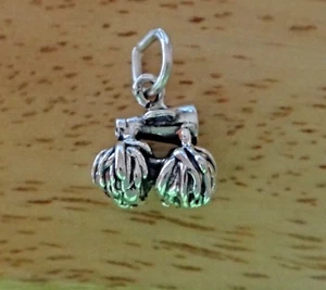 Ciondolo argento sterling 3D 13x10 mm 3 grammi massiccio Cheer Megaphone & Pom Poms! - Foto 1 di 7