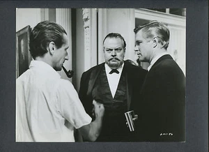 ORSON WELLES + GEORGE PEPPARD - 1968 AM SET ZWISCHEN DEN AUFNAHMEN - OFFENES FOTO - Bild 1 von 2
