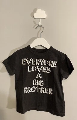 Camiseta Chaser Brand Chicos Talla 6 Gris Oscuro Gráfico Todo el mundo ama a un Gran Hermano  Foto 1 de 3