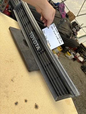 Parrilla y emblema para furgoneta Toyota 1986-1989 Foto 1 de 2