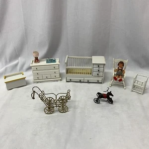 Lote de miniaturas vintage para casa de muñecas muebles guardería madera cuna mesa juguete caja blanca - Imagen 1 de 10