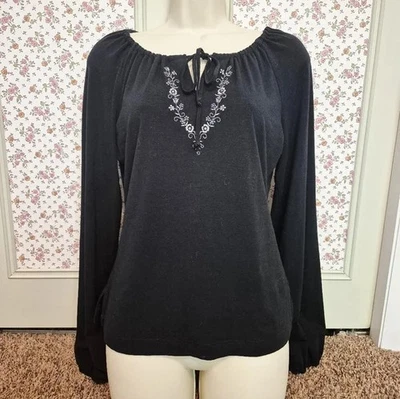 Top Xhilaration para mujer negro floral bordado mangas abertura talla mediana Foto 1 de 4