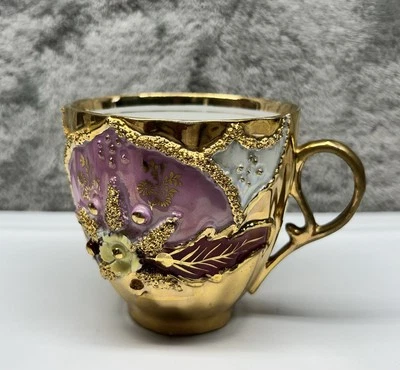 Antigua taza de té victoriana con flores incrustadas dorada - Hecha en Alemania Foto 1 de 4