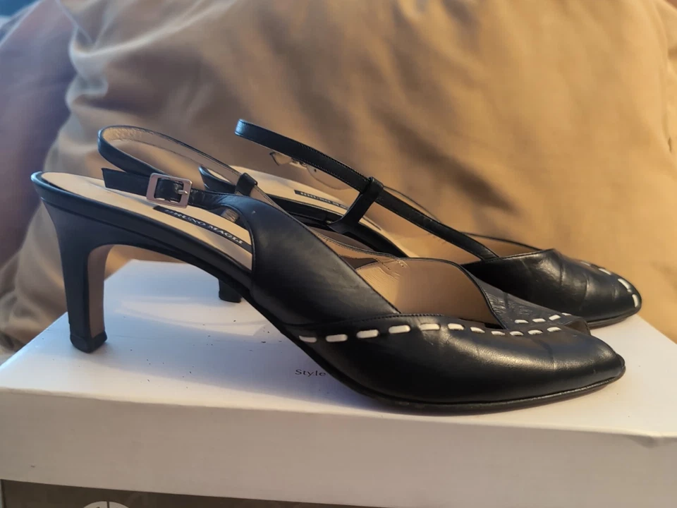 Salto Bruno Magli em excelente estado usado, tamanho 9 estreito, couro azul marinho listra branca - Imagem 1 de 4