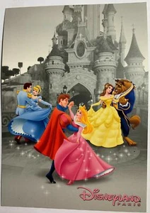 Postal Disneyland París Princesa Bella Cenicienta Bestia Aurora Castillo - Imagen 1 de 2