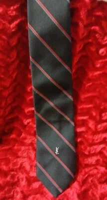 Corbata de seda Yves Saint Laurent a rayas negras rojas Foto 1 de 2