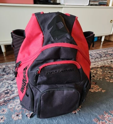 Mochila de beisebol e softbol DeMarini Voodoo OG - COR escarlate - Imagem 1 de 4
