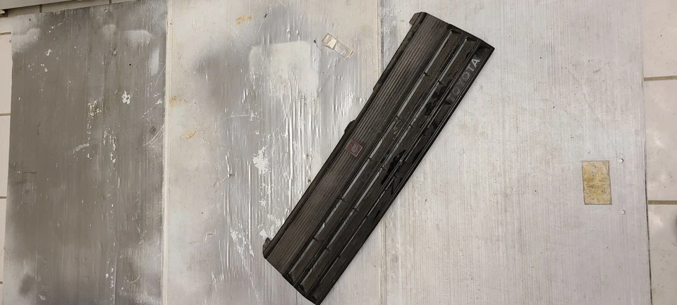 Toyota Celica GT 1985 parrilla rota Foto 1 de 4