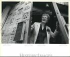 1980 Pressefoto Elaine Georgeson an den Türen der Brookfield Library, die sie gespendet hat