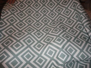 1 1/3 YDS INDOOR / OUTDOOR GEOMETRIC FABRIC ~ WHITE & GREEN ~ DRAPERY UPHOLSTERY - Picture 1 of 3