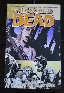 Libro de bolsillo comercial de The Walking Dead volumen 11: Fear The Hunters nuevos cómics de imagen - Imagen 1 de 2