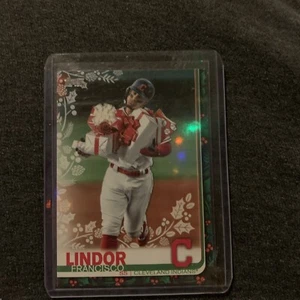 2019 Topps Holiday - SP Variation Carrying Presents #HW74 Francisco Lindor - Picture 1 of 2