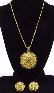 Collar colgante círculo dorado y pendientes perforados a juego diseño de trébol y corazón - Imagen 1 de 1