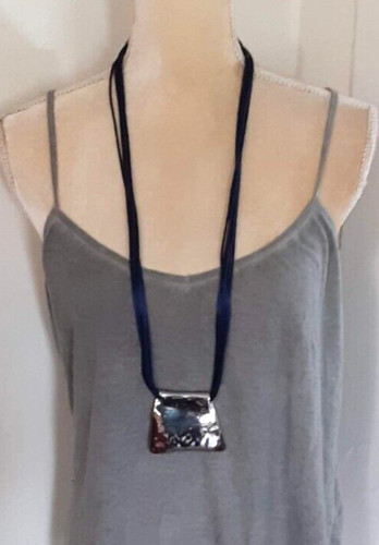 VETEMENTS Collana multicord drammatica Chico's tono argento ciondolo contemporaneo lunga 32"