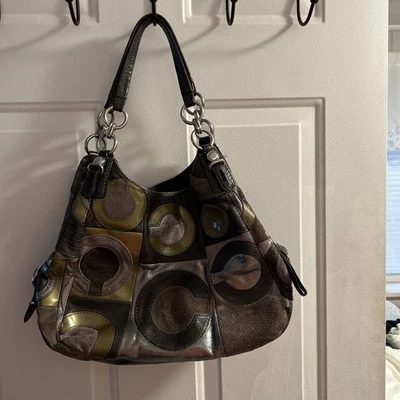 Bolsa satchel COACH MAGGIE MIA INCRUSTADA COURO "C" e CAMURÇA grande F1069-15770 - Imagem 1 de 4