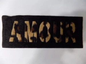 APPLICAZIONE PATCH TOPPA DECORAZIONE TERMOADESIVA PELO MACULATO E NERO " AMOUR " - Picture 1 of 1