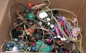 LOTE DE JOYAS CAJÓN CHATARRA 3 LIBRAS DESGASTE REPARACIÓN ARTESANÍA COLLAR PENDIENTES PULSERA - Imagen 1 de 12