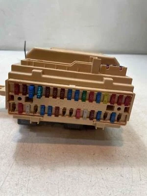 Caja de conexiones de fusibles de cabina Toyota 3,3 L OE para Toyota Sienna 2004 Foto 1 de 4