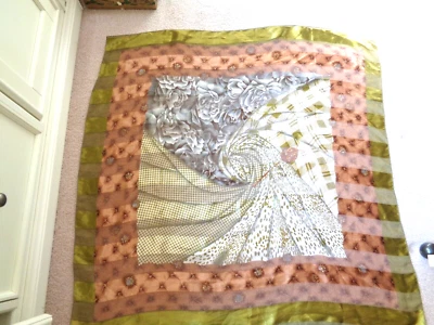 BUFANDA O ENVOLTURA CUADRADA GRANDE BISNER X CON DISEÑO DE BIJOUX TERNER TALLA 40 X 40 Foto 1 de 4