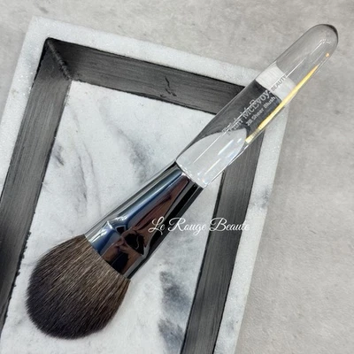 Cepillo de rubor transparente Trish McEvoy 2B - Polvo iluminador de rubor natural para cabello Foto 1 de 4