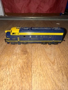 Mantua Tyco HO Sante Fe 4015 Locomotive Runs - Picture 1 of 6