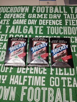 3 paquetes sellados de tarjetas de coleccionista de hockey de la serie alta de la NHL Upper Deck 1990-1991 Foto 1 de 3