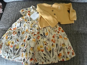 Cardigan giallo vestito floreale giallo panna arancione bambina Next 0-3 mesi nuovo - Foto 1 di 2