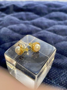 VINTAGE 6.5 MM HALF PEARL AND SWIRLED 14K YELLOW GOLD EARRINGS - Picture 1 of 5