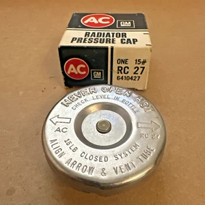 Tapa de radiador vintage AC RC-27 NUEVO DE STOCK con junta de fibra OEM AC-RC-27 GM #6410427 RC27 - Imagen 1 de 20
