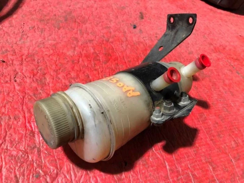 Mitsubishi Fuso FE180 2010 4,9 L diésel usado botella de depósito de dirección asistida Foto 1 de 4