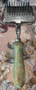 "UTENSILIO RODILLO CORTADOR DE PASTA MANGO DE MADERA VERDE CHIPPY 7,5"" De colección" - Imagen 1 de 4