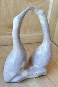 Vintage rosa und weiß polierte Steinschnitzerei zwei küssende Seevögel 7 1/2" - Bild 1 von 10