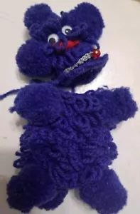 Caniche azul vintage de ganchillo con cubierta de botella de pompones COMO ESTÁ - Imagen 1 de 3