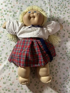 Muñeca vintage rubia trenzas repollo parche niños circa 1978 1982 falda a cuadros rara - Imagen 1 de 7