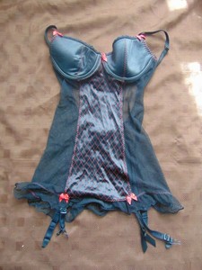 LA SENZA BLACK & RED UNDERWIRED LIGHT PADDED CUP BUSTIER - SIZE 10 