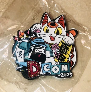 2025 DESIGNERCON DCON KONATSUYA VIP EXKLUSIVE EMAILLE ANSTECKNADEL GLÜCKSKATZE SOFUBI JAPAN - Bild 1 von 2