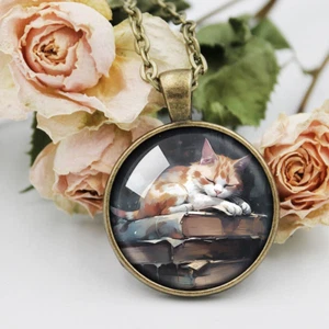 Collar con colgante de libro de gato soñoliento, joyería, gato durmiendo en... - Imagen 1 de 6
