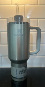 Honey Talks Stanley x Elf Collab 40 Unzen Edelstahl Becher sofort lieferbar - Bild 1 von 4