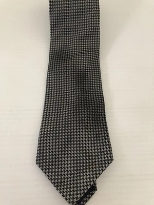 Van Heusen European Silk Men Tie Silver Black Stain Resistant 158 cm Foto 1 de 4