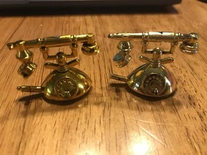Miniatur Vintage Telefone goldfarben Kunststoff X2 Dreh Puppenhaus, Diorama - Bild 1 von 3