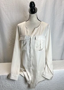 Larry Levine Women’s White Button Pocket Blouse Size Medium Business Casual Chic - Picture 1 of 7