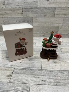 2011 Hallmark Keepsake Santa Hide' N' Peek Sound & Motion Ornament, New - Picture 1 of 4