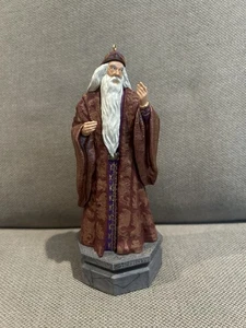 Hallmark Harry Potter Collection 2020 Albus Dumbledore Storytellers Ornament - Imagen 1 de 8